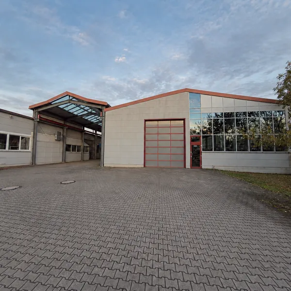Halle mit Rolltor