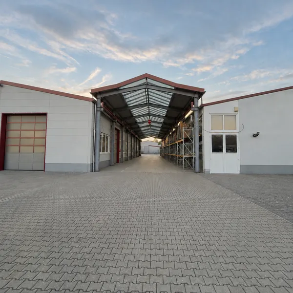 Hof mit überdachter Durchfahrt
